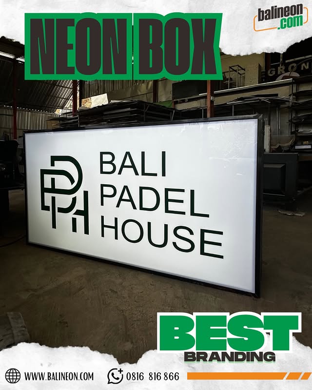 Desain neon box padel berbentuk persegi panjang minimalis dengan logo hijau untuk klub olahraga modern di Bali.
