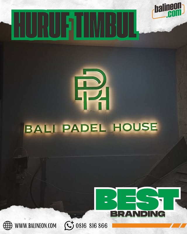 Desain huruf timbul padel premium dengan pencahayaan backlit untuk logo klub olahraga di Bali.